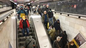 Lidé se i přes opatření tísnili v metru, 14. dubna 2020.