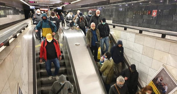 Lidé se i přes opatření tísnili v metru, 14. dubna 2020.