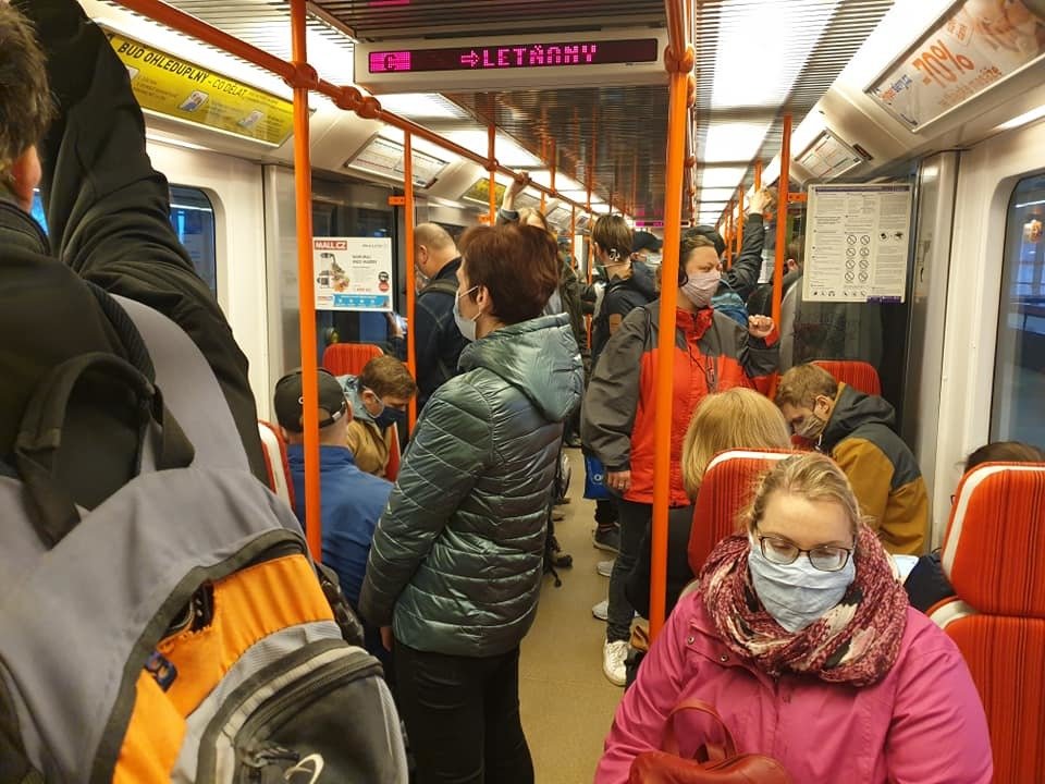 Lidé se i přes opatření tísnili v metru. (14. dubna 2020)