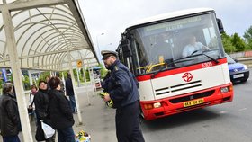 Cestující museli využít povrchovou dopravu, sebevražda přerušila provoz na trase Zličín - Nové Butovice