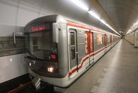 Strážníci zasahovali v pražském metru: Muž zde onanoval nad kvalitním čtivem