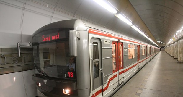 Strážníci zasahovali v pražském metru: Muž zde onanoval nad kvalitním čtivem