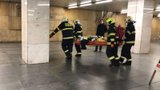 Metro přes Hradčanskou skoro dvě hodiny nejezdilo: Do kolejiště spadl muž, utrpěl vážné poranění hlavy