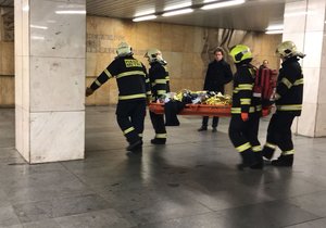 Do kolejiště metra na Hradčanské spadla osoba. Muže vyprostili hasiči a předali záchranářům.