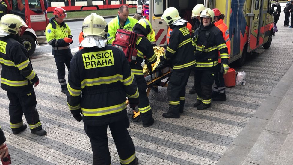 Do kolejiště metra na Hradčanské spadla osoba. Muže vyprostili hasiči a předali záchranářům.