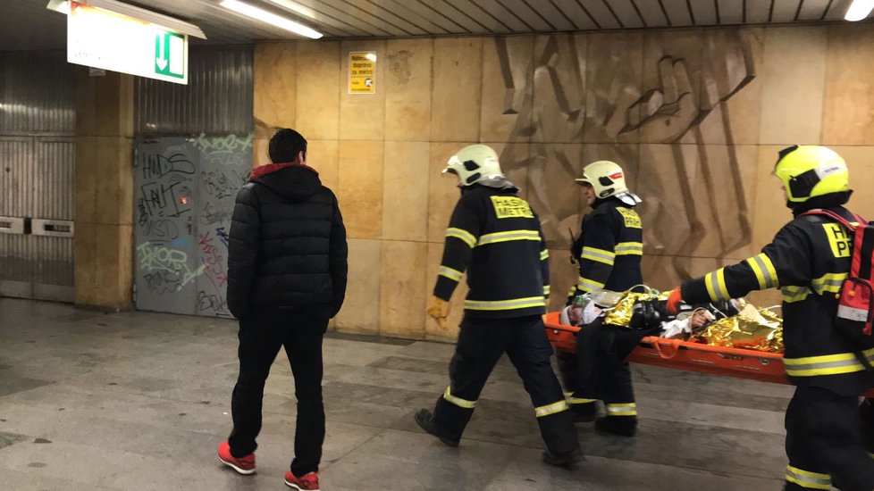 Do kolejiště metra na Hradčanské spadla osoba. Muže vyprostili hasiči a předali záchranářům.