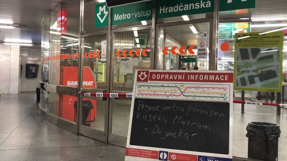 Do kolejiště metra na Hradčanské spadla osoba. Muže vyprostili hasiči a předali záchranářům.