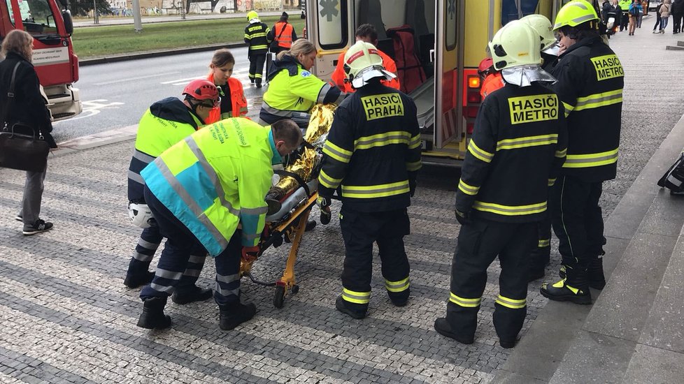 Do kolejiště metra na Hradčanské spadla osoba. Muže vyprostili hasiči a předali záchranářům.