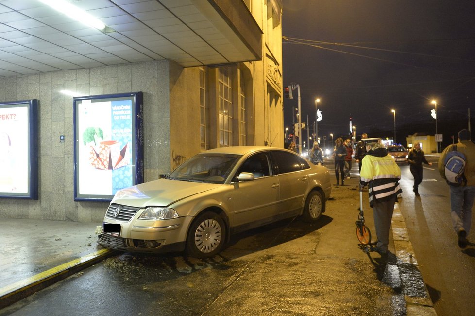 Řidička si spletla pedály a zaparkovala v metru