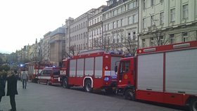 U stanice Muzeum stálo několik hasičských vozů.