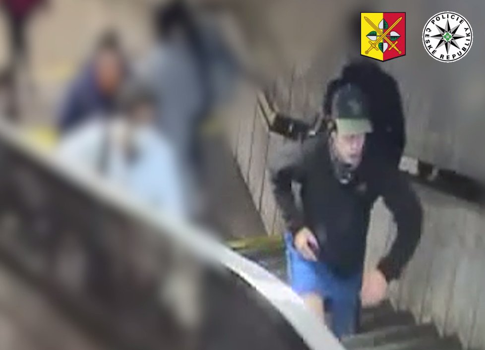 Policisté pátrají po násilníkovi z metra.