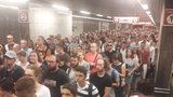 Kolaps metra na lince C! Lidé během výluky zaplnili stanici Pražského povstání