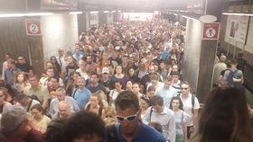 Lidé zaplnili stanici metra Pražského povstání.