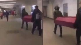 Dva muži v moskevském metru nesli rakev