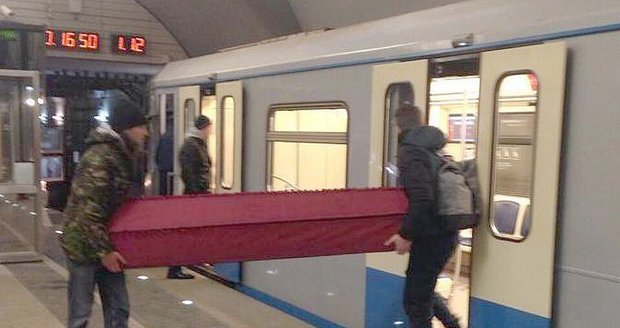 Hrobníci na výletě? Šokované cestující metra zaskočila dvojice s rakví: Vysvětlení překvapilo i policii