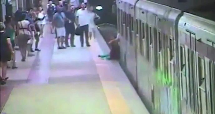 V metru zůstala žena  zaklíněná za kabelku, souprava ji dotáhla až do další zastávky.