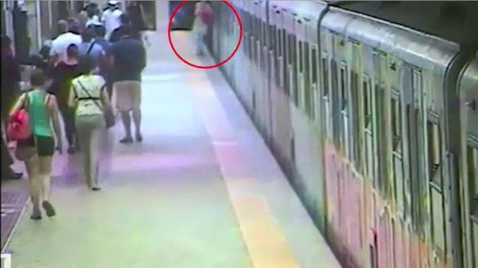 V metru zůstala žena  zaklíněná za kabelku, souprava ji dotáhla až do další zastávky.