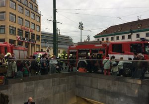 V Praze skočil pod metro opilý mladík: Jeho kamarád ho zachránil před bolestivou smrtí