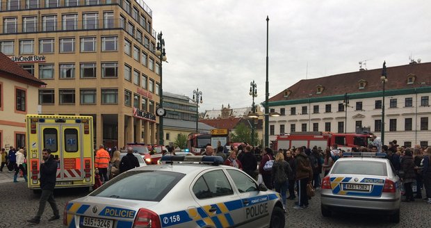 V Praze skočil pod metro opilý mladík: Jeho kamarád ho zachránil před bolestivou smrtí