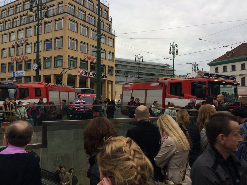 V Praze skočil pod metro opilý mladík: Jeho kamarád ho zachránil před bolestivou smrtí