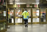 Muž se zabil skokem pod metro: Část linky A se zastavila