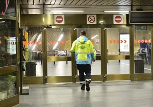 Muž ukončil život skokem pod metro.