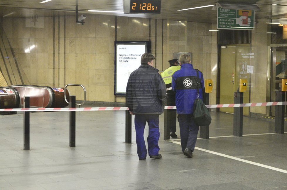 Muž ukončil život skokem pod metro.