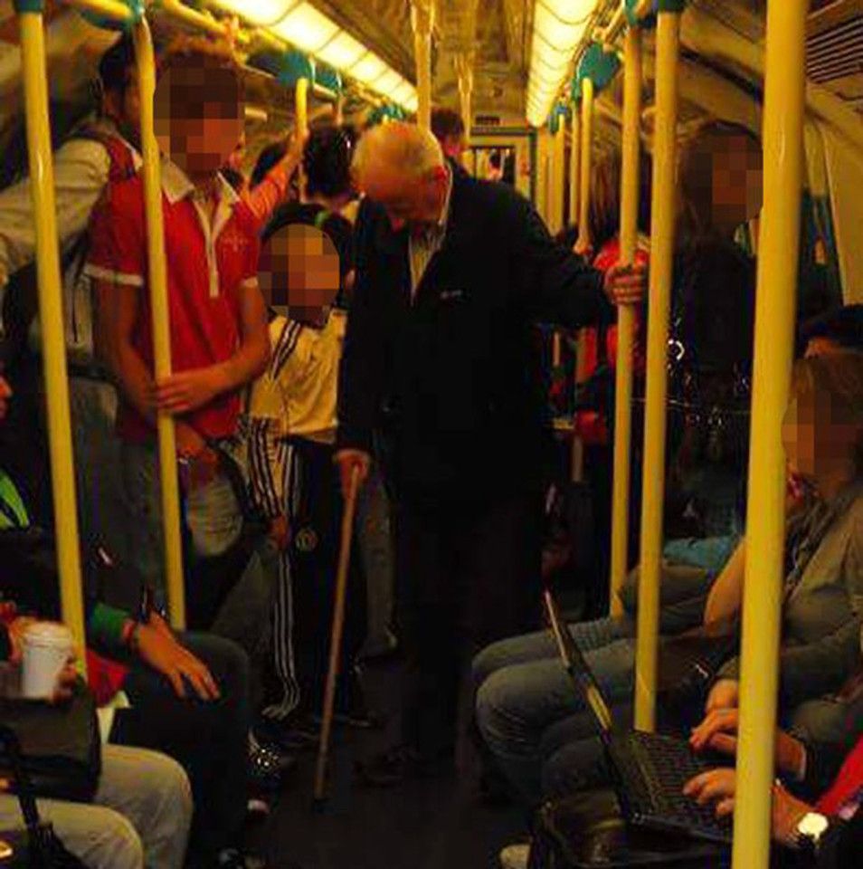 Nikdo z cestujících v londýnském metru nepustil sednout postaršího muže s hůlkou.