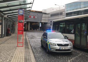 Muž na Chodově chtěl skočit po metro, zabránil mu v tom dozorčí stanice.