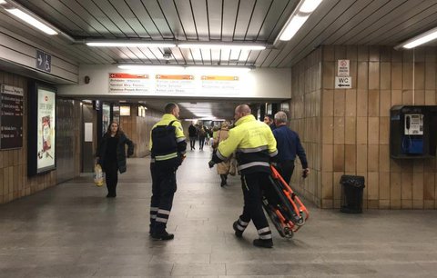Muž spadl pod soupravou metra! Mezi Kačerovem a Háji nejezdilo hodinu metro
