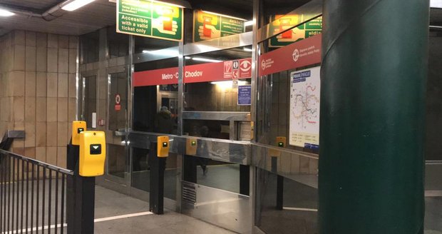 Muž na Chodově chtěl skočit po metro, zabránil mu v tom dozorčí stanice.