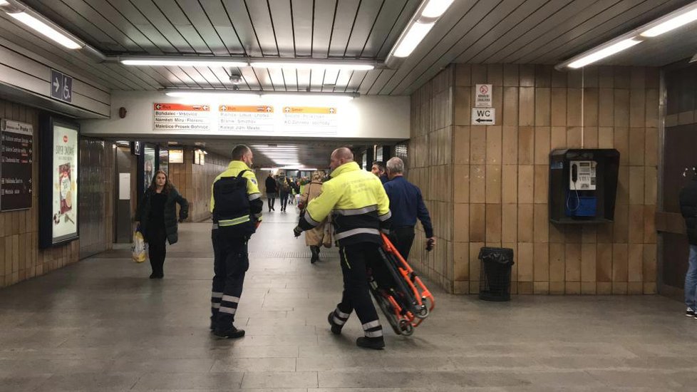 Muž na Chodově chtěl skočit po metro, zabránil mu v tom dozorčí stanice.