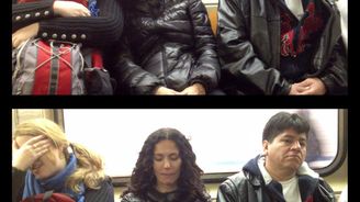 Žena pospává na ramenou cestujících v metru. Jedná se o originální projekt brooklynské umělkyně