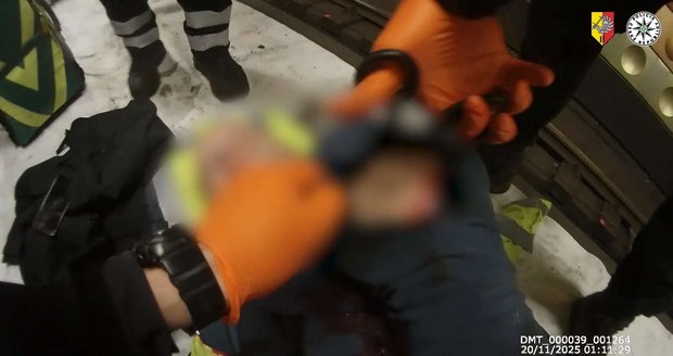 Údržbáři amputovalo metro ruku: Policisté zveřejnili záběry z vypjatého zásahu