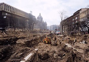 Rozkopané město? Během téhle stavby byli Pražané shovívaví, na metro se těšili.