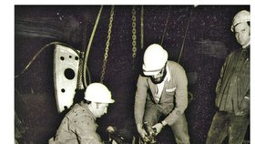 Dělníci při montáži části razicího štítu v podzemí u Mánesova mostu