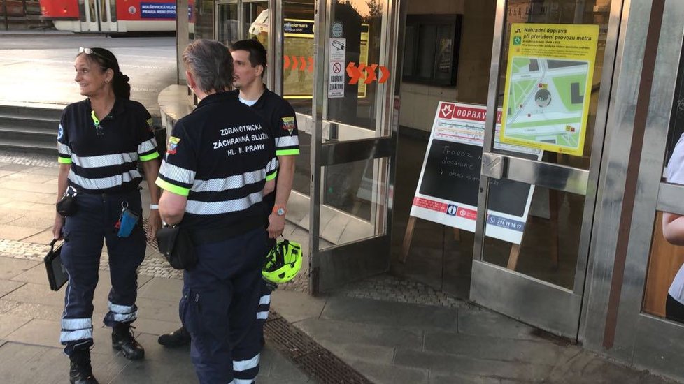 Ve stanici metra Strašnická kdosi spadl pod vlak, část trasy je mimo provoz.