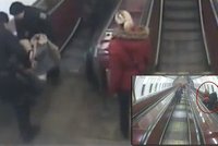 Drama v metru: Žena zkolabovala na eskalátoru, oživovali ji za jízdy