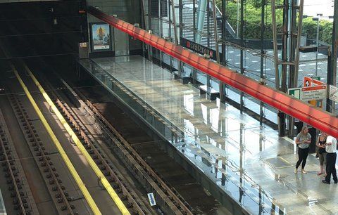 Na Střížkově nezastavovalo hodinu metro: Na nástupišti se vytvořila obří kaluž vody
