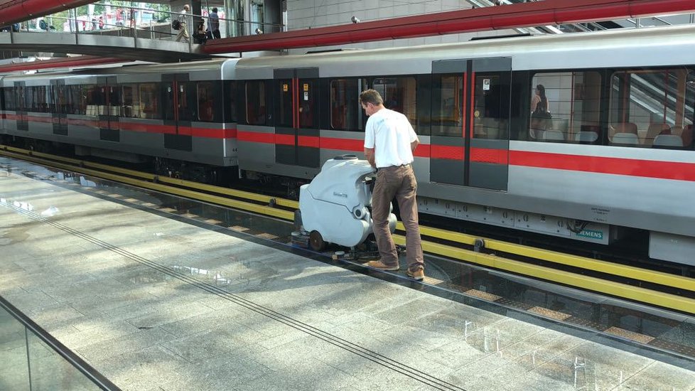 Dopravní podnik uzavřel vstup do metra na Střížkově, na nástupiště natekla voda.