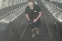 Potyčka v metru. Policie pátrá po agresorovi: Rozbil okno vlaku a zranil strojvedoucího