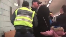 Těhotnou ženu bez lístku z metra vyvedli násilím