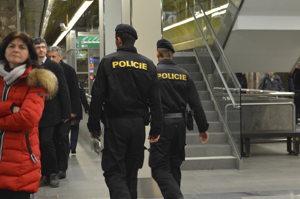 Policie posílila hlídky v pražském metru. Toto je linka A, stanice Můstek.