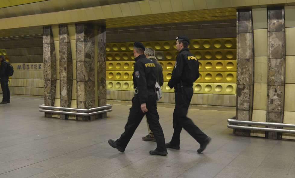 Policie posílila hlídky v pražském metru. Toto je linka A, stanice Můstek.