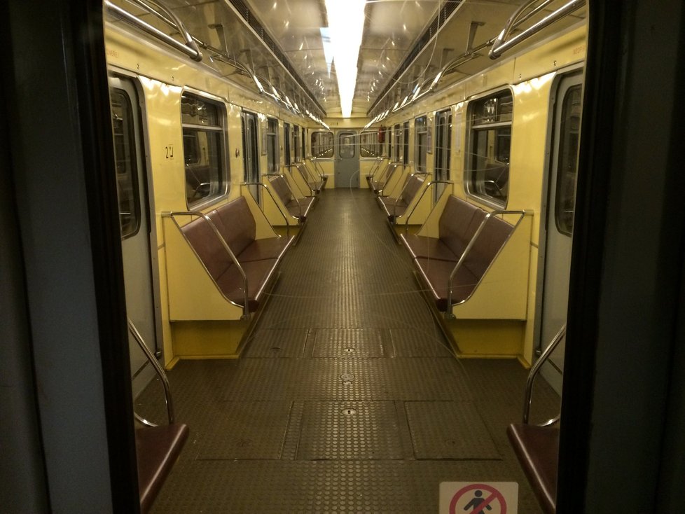 V běžném provozu věc nevídaná: Souprava metra za jízdy bez cestujících.