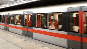 Metro C nejezdí na úseku Kačerov–Háje.
