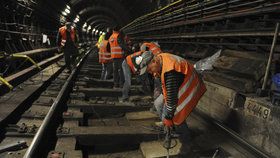 Dopravní podnik v tunelech metra mění dřevěné pražce za betonové.