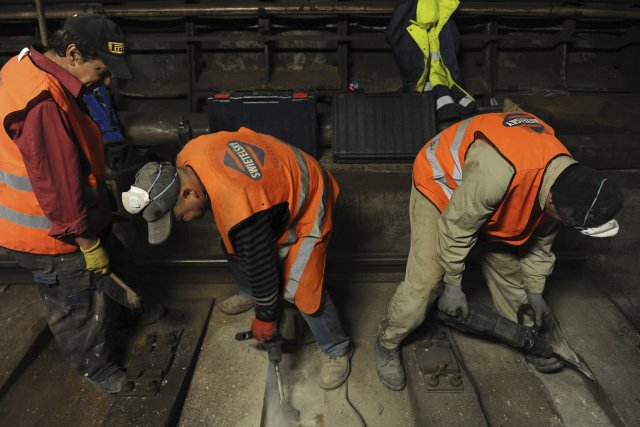 Dopravní podnik v tunelech metra mění dřevěné pražce za betonové.