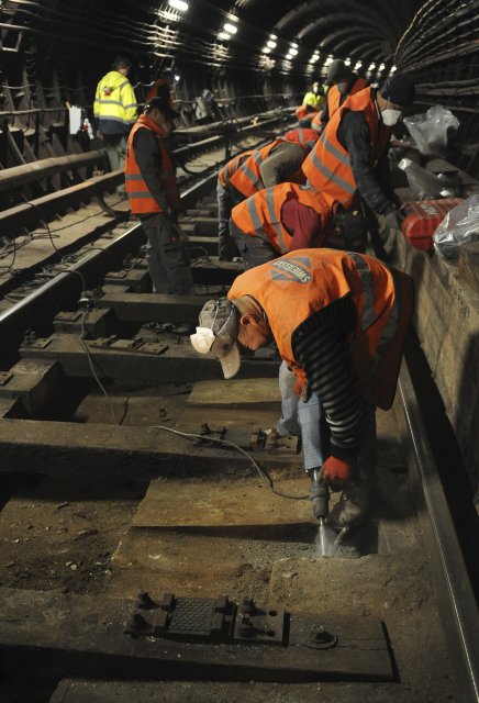 Dopravní podnik v tunelech metra mění dřevěné pražce za betonové.