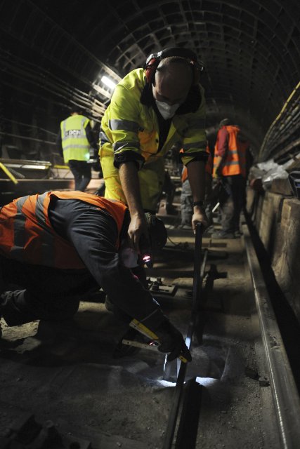 Dopravní podnik v tunelech metra mění dřevěné pražce za betonové.